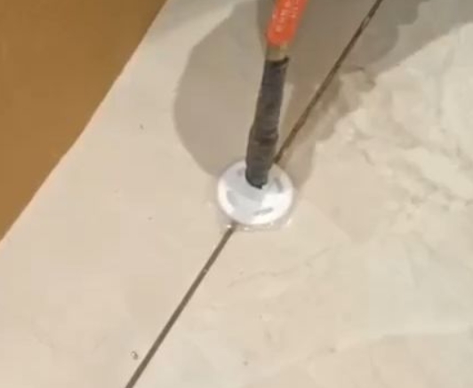 建湖瓷砖空鼓维修公司专业解答瓷砖在铺贴过程中，如果没有涂抹均匀到位的粘结材料（如水泥砂浆或瓷砖胶），可能会导致以下问题