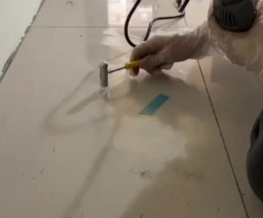 建湖瓷砖开裂维修公司专业分享瓷砖在铺贴前如果没有沥干水分，将会导致以下问题