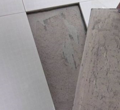 建湖瓷砖空鼓维修公司分享瓷砖铺贴时如果打浆（即涂抹在瓷砖背面和基层上的砂浆或瓷砖胶）过少，会带来以下问题